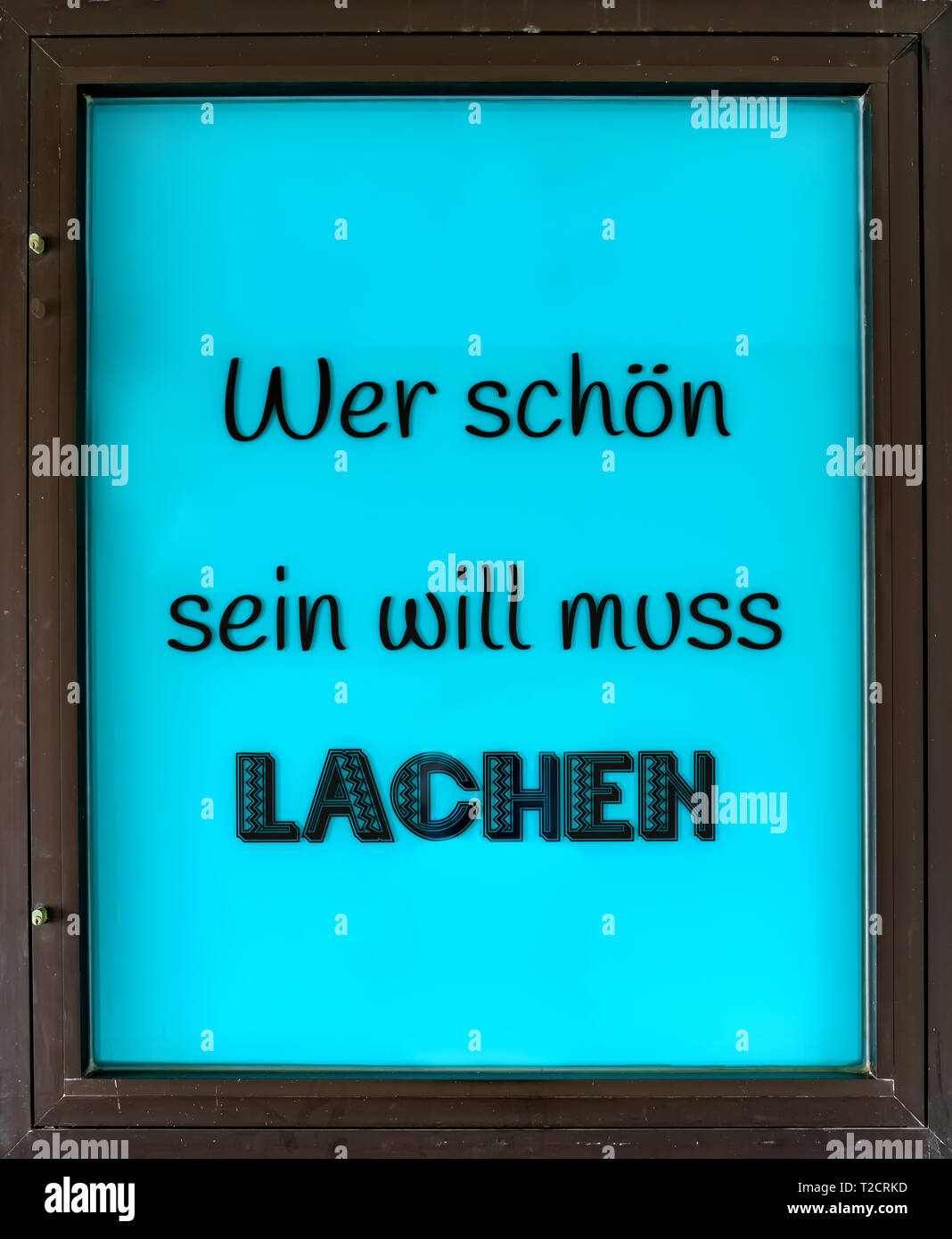 Zeichen: Wer schön sein will, muss lachen - Wer schön sein will muss lachen Stockfoto