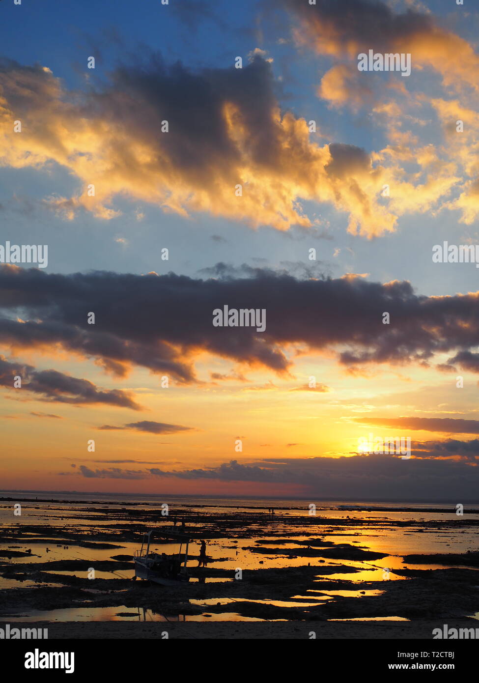 Sonnenuntergang am Strand/Jungutbatu Sunset Beach in Nusa Lembongan, Indonesien Stockfoto