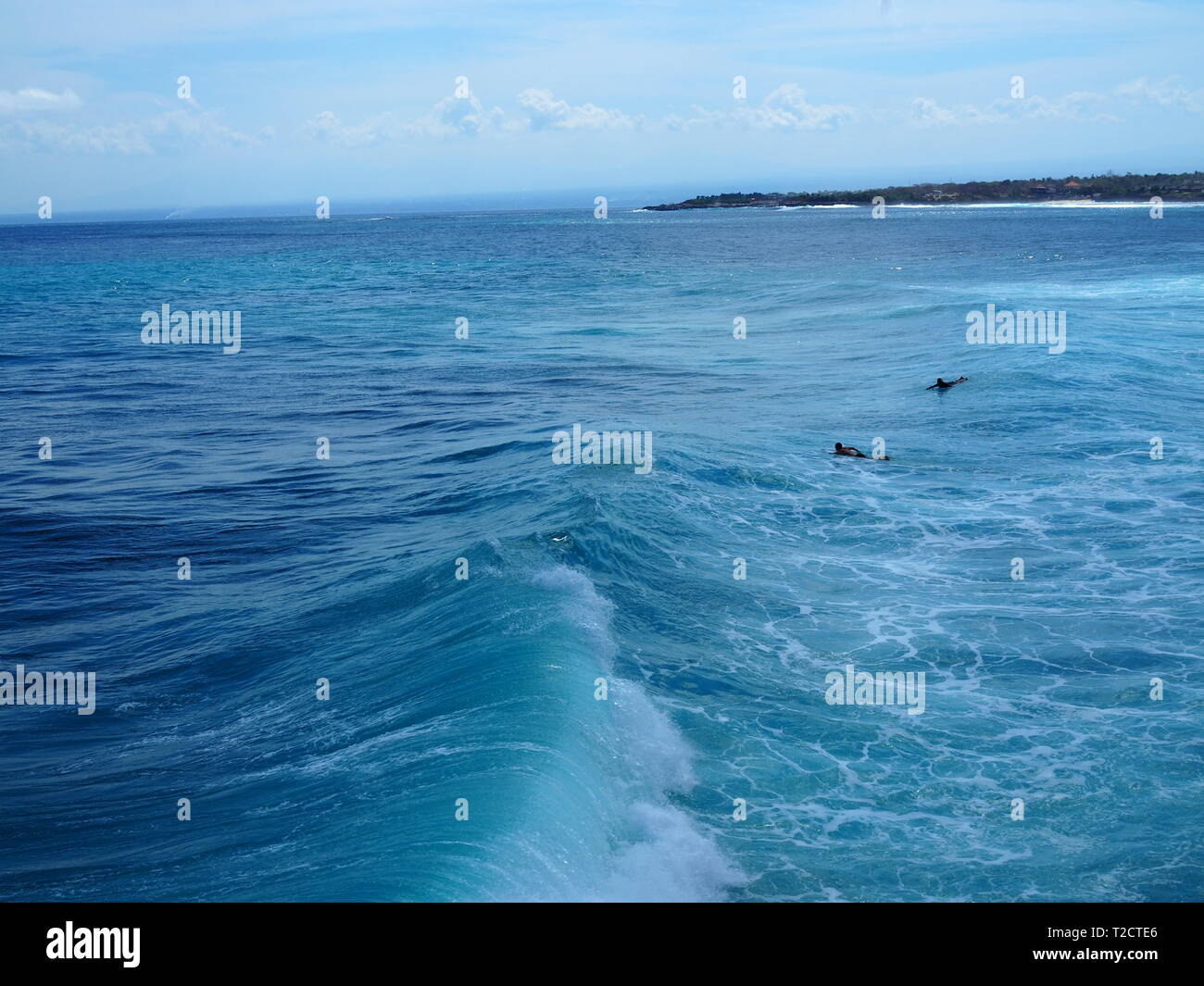 Surfen am Mahana, Ceningan Island, Nusa Penida, Indonesien Stockfoto