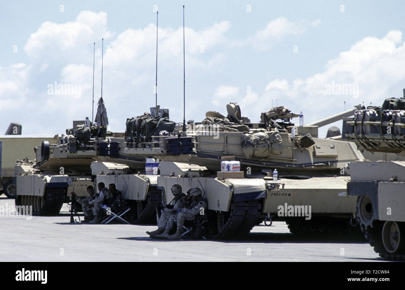 30. Oktober 1993 US-Soldaten Schutz vor der Hitze in den Schatten Ihrer M1A1 Abrams Panzer der 24. Infanterie Division, 1.BATAILLON der 64th Armored Regiment. Sie haben gerade in den neuen Hafen in Mogadischu, Somalia angekommen. Stockfoto