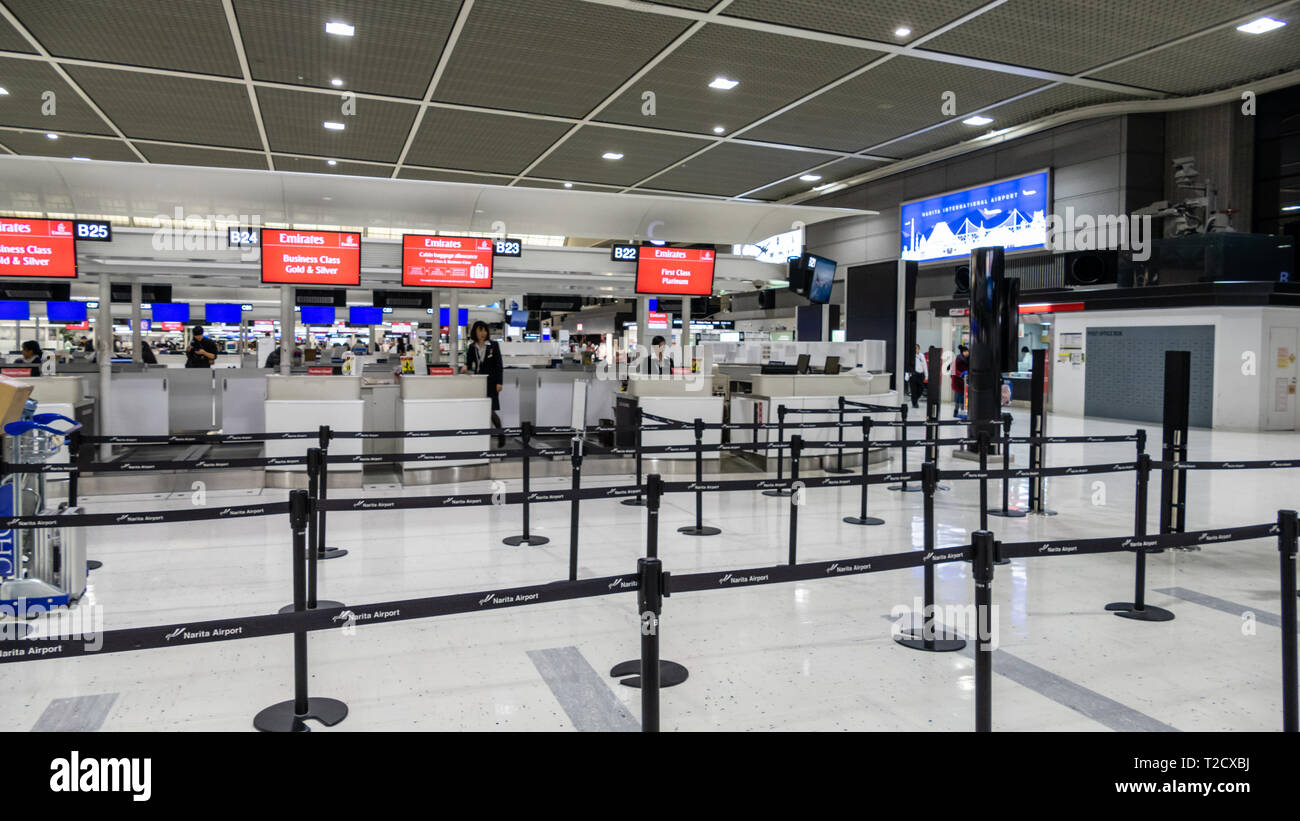 Tokio, Japan - 11. FEBRUAR 2019: Unbekannter Menschen reisen im Internationalen Flughafen Narita in Tokio, Japan. Flughafen Narita ist die vorherrschende Internat Stockfoto