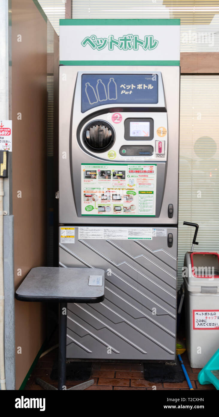 TOCHIGI, JAPAN - Februar 5, 2019: Kunststoff Flasche recycling Maschine außerhalb einen Supermarkt in Tochigi. Diese Maschine pause Plastikflaschen in Stücke, Stockfoto