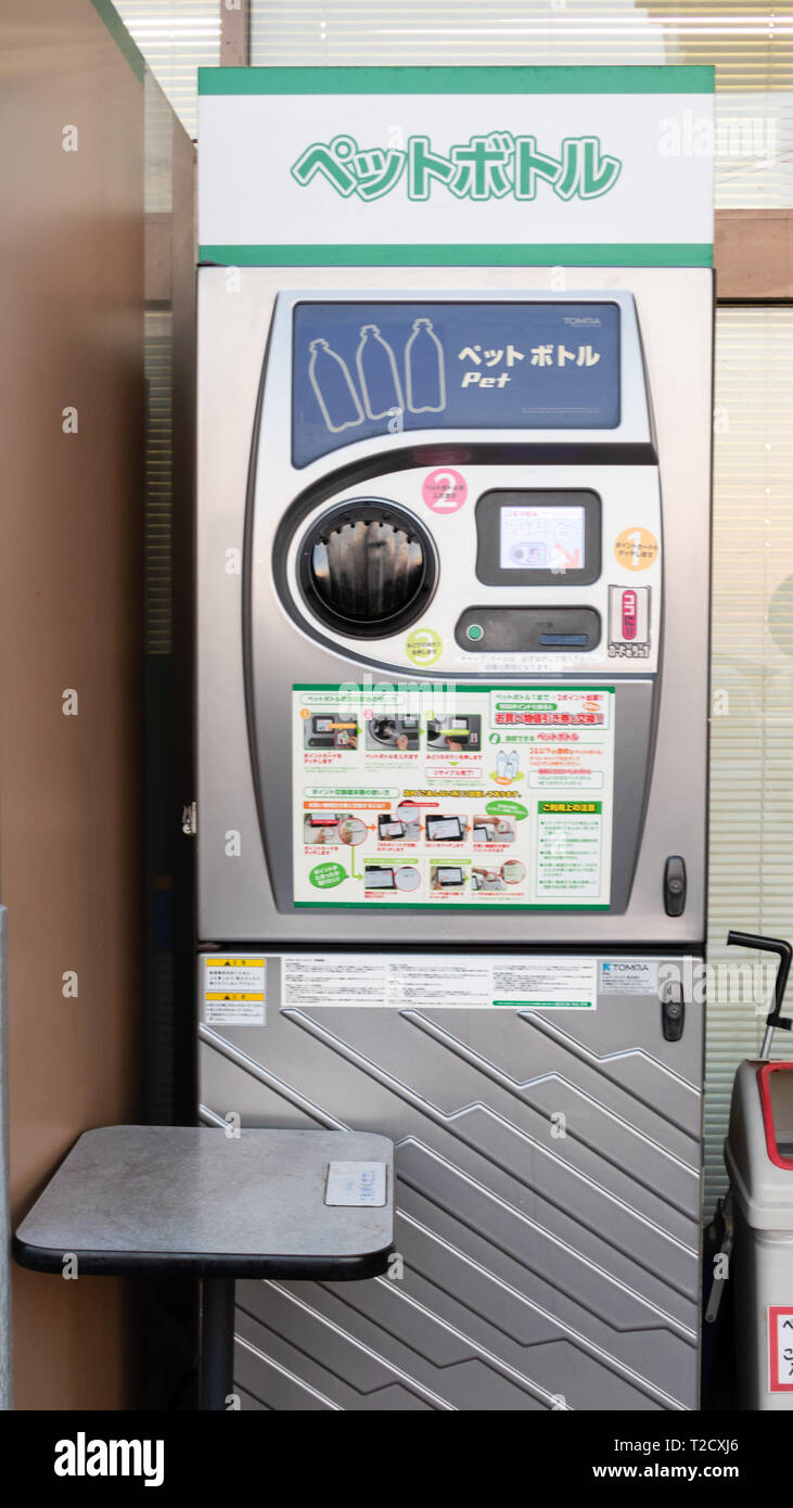 TOCHIGI, JAPAN - Februar 5, 2019: Kunststoff Flasche recycling Maschine außerhalb einen Supermarkt in Tochigi. Diese Maschine pause Plastikflaschen in Stücke, Stockfoto