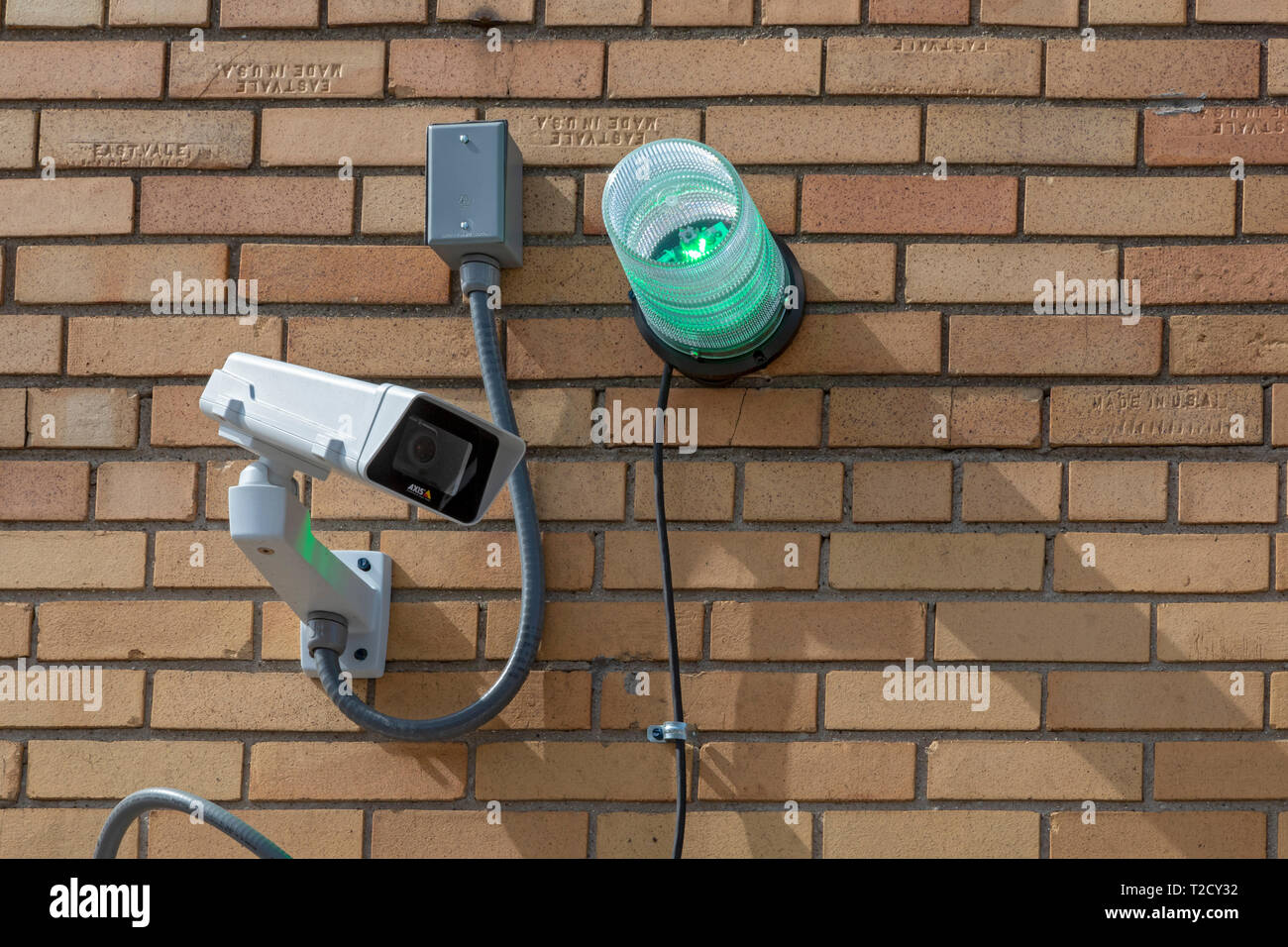 Detroit, Michigan - eine grüne Blitzlicht und Überwachungskamera außerhalb eines Geschäfts in Detroit's Green Light anti-Crime-Programm teilnehmen. Die pol Stockfoto