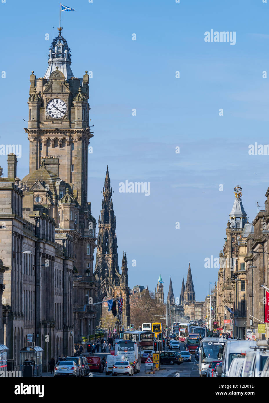 Blick auf die Princes Street und das Balmoral Hotel Clocktower in Edinburgh, Schottland, Großbritannien Stockfoto