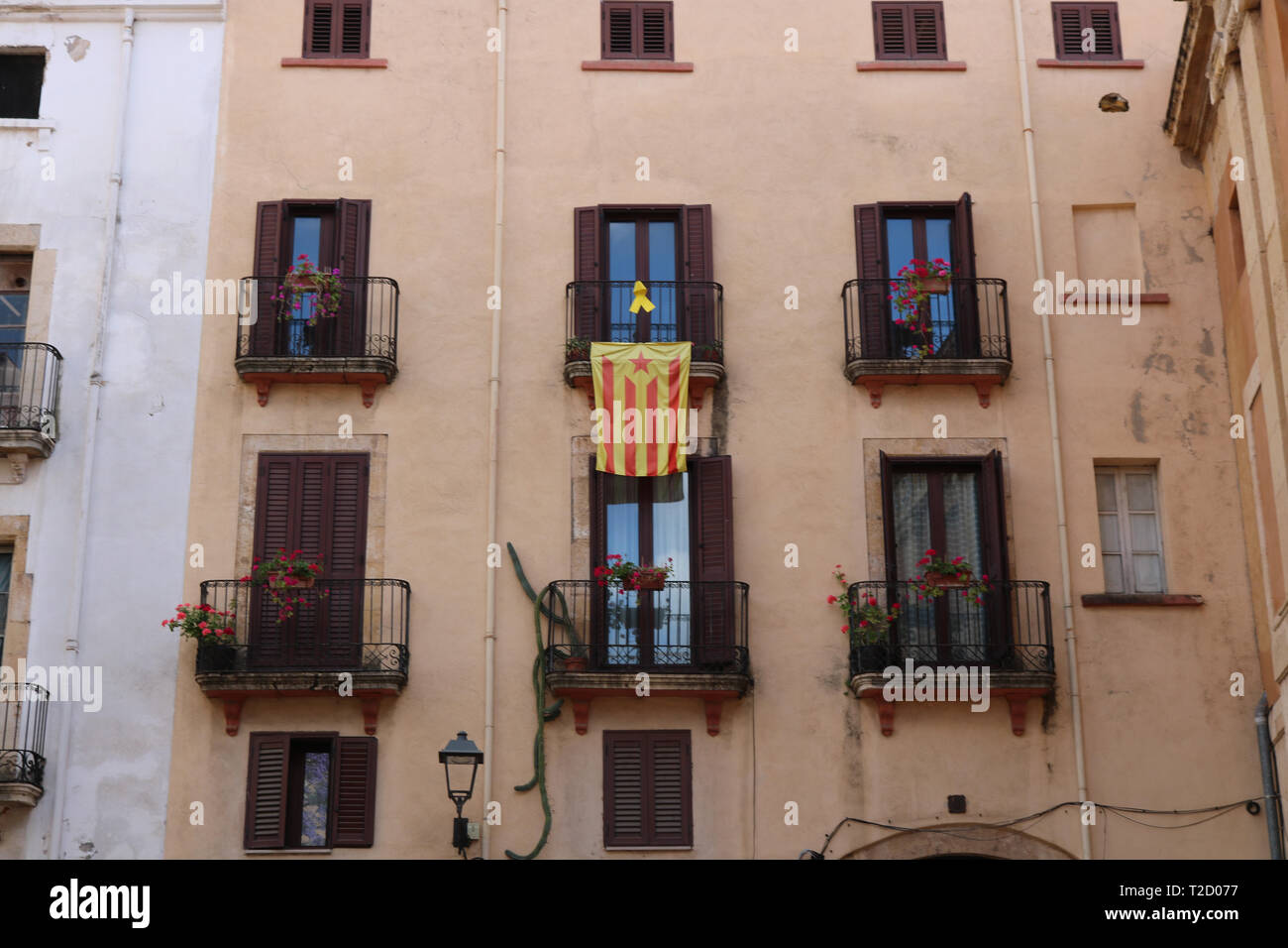 Apartment windows in Tarragona im Mittelmeer Spiele im Juni 2018 Stockfoto