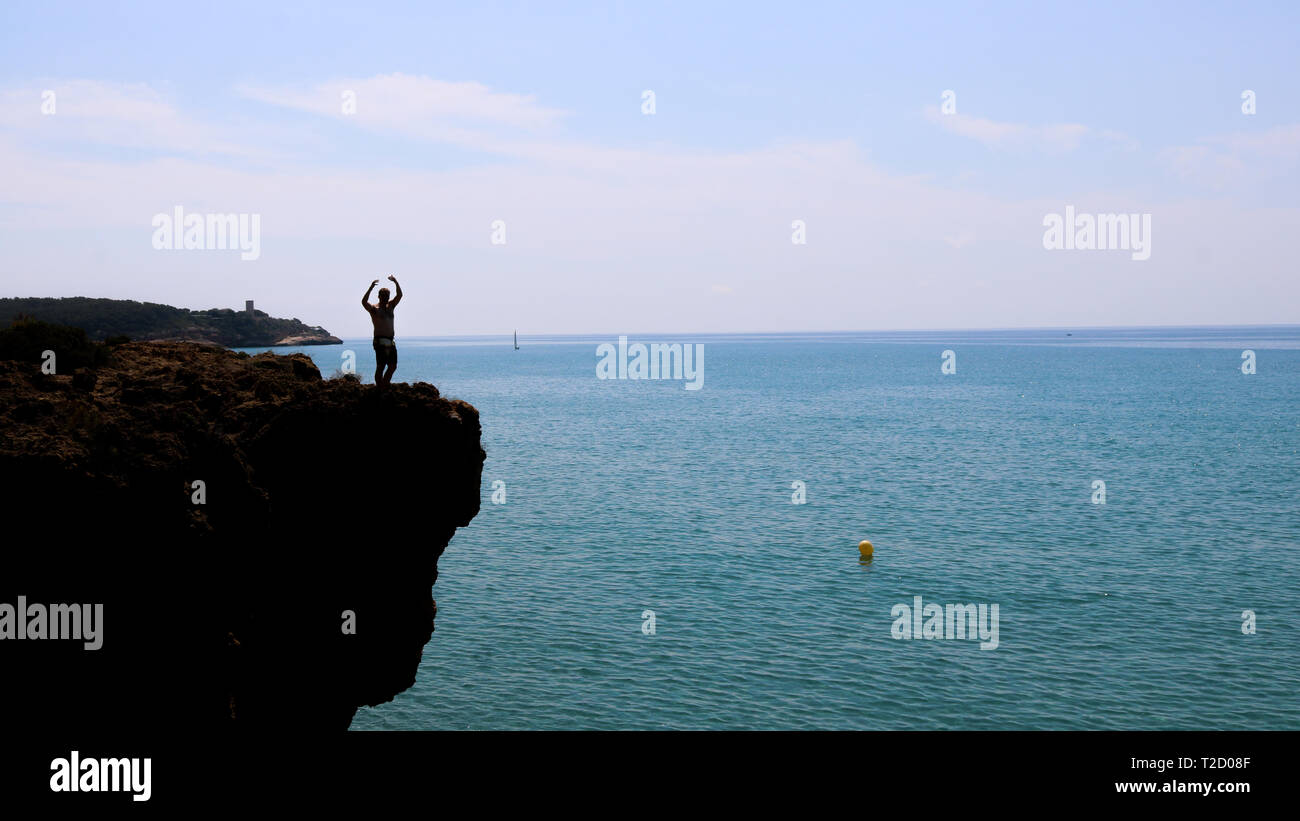 Mann auf dem Rand der Klippe, Tarragona, Spanien. Stockfoto