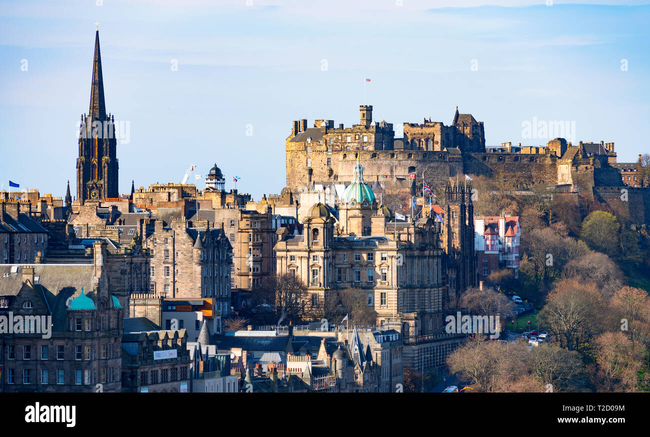 Den berühmten Blick auf die Altstadt von Edinburgh und das Edinburgh Castle vom Calton Hill, Edinburgh, Schottland, Großbritannien Stockfoto