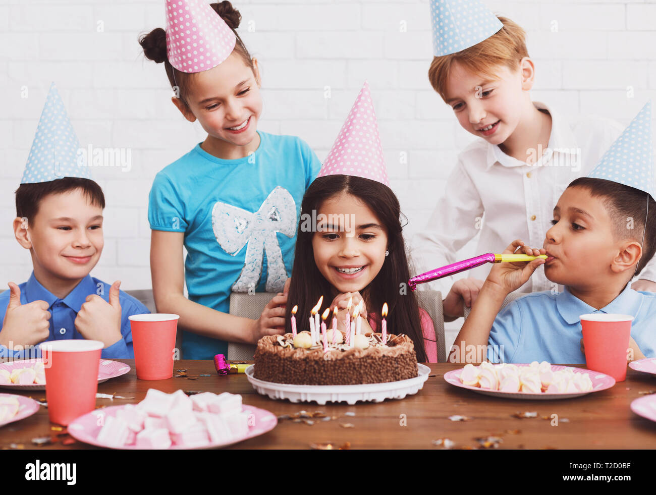 Geburtstag. Mädchen machen möchten und auf der Suche nach Kuchen, Feiern mit Freunden zu Hause. Stockfoto