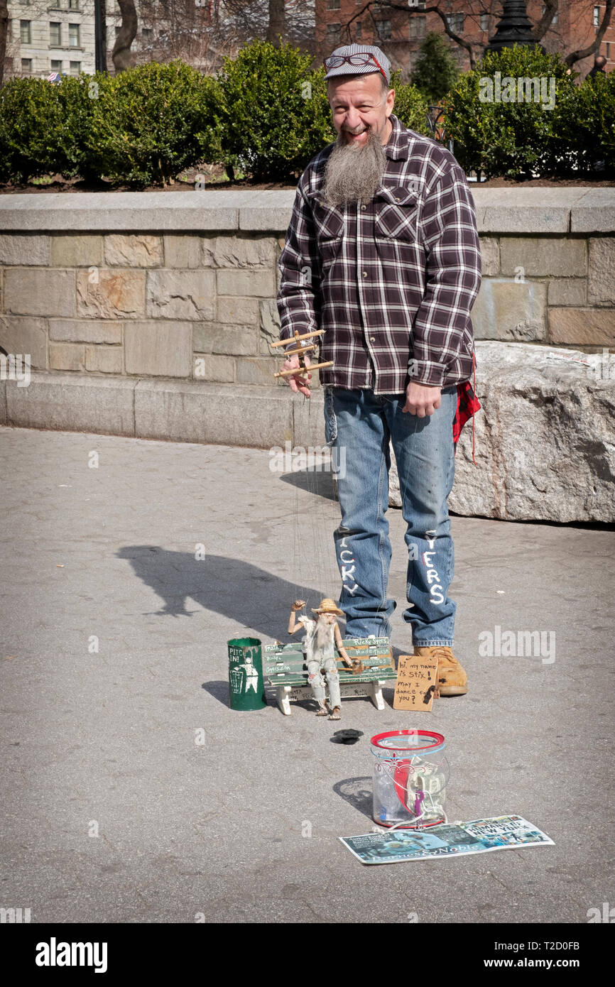 Syers marionettist Ricky und seine Marionette Koteletts Sawyer der Schlagzeuger in Union Square Park in New York City an einem warmen Frühlingstag. Stockfoto