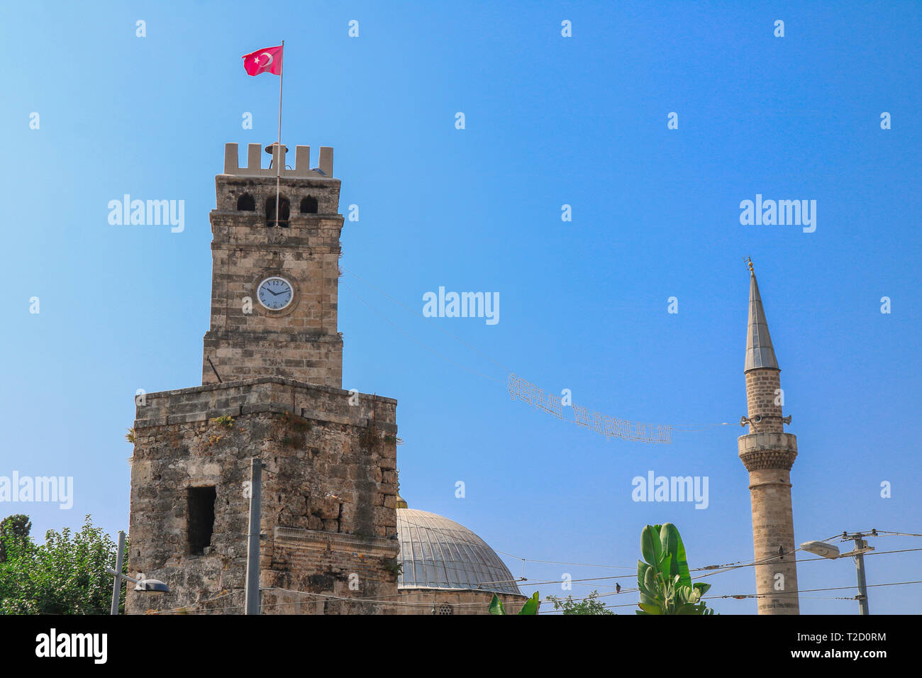 Clock Tower und Moschee mit Minarett im Hintergrund. Antalya, Türkei. Stockfoto