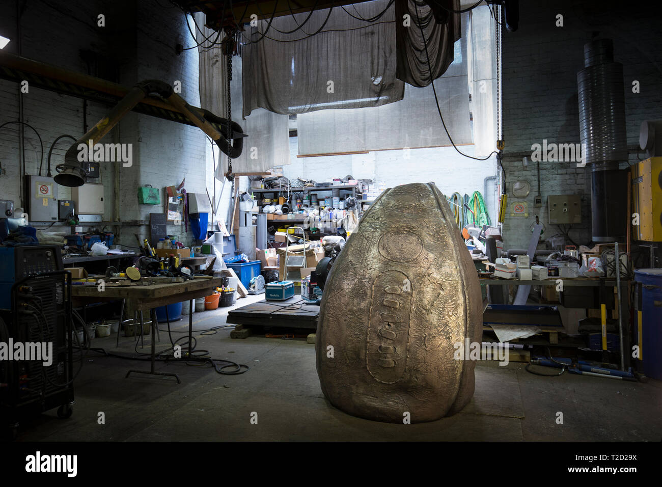 Der Bildhauer Gavin Turk rugby ball Skulptur 'Geburt der Ei Ball" auf seiner Bronze geschmiedet, für Rugby School, Geburtsort des Sports erstellt Stockfoto