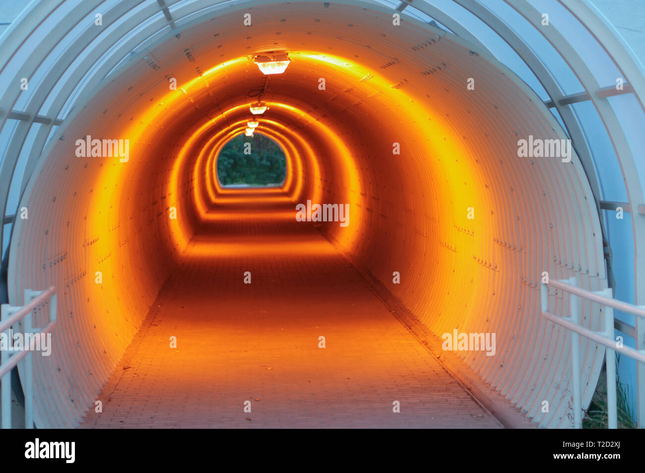 Tunnel unter der Autobahn, beleuchtete Unterführung Stockfoto