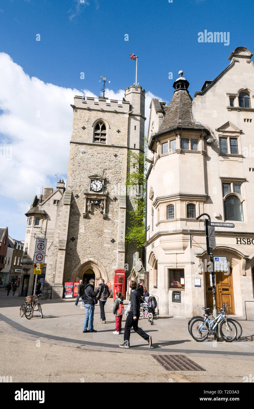 Der Carfax Tower ist die Überbleibsel einer historischen St. Martin’s Church aus dem 13.. Jahrhundert im Zentrum von Oxford, Großbritannien. Es ist 74 Fuß groß und die cl Stockfoto