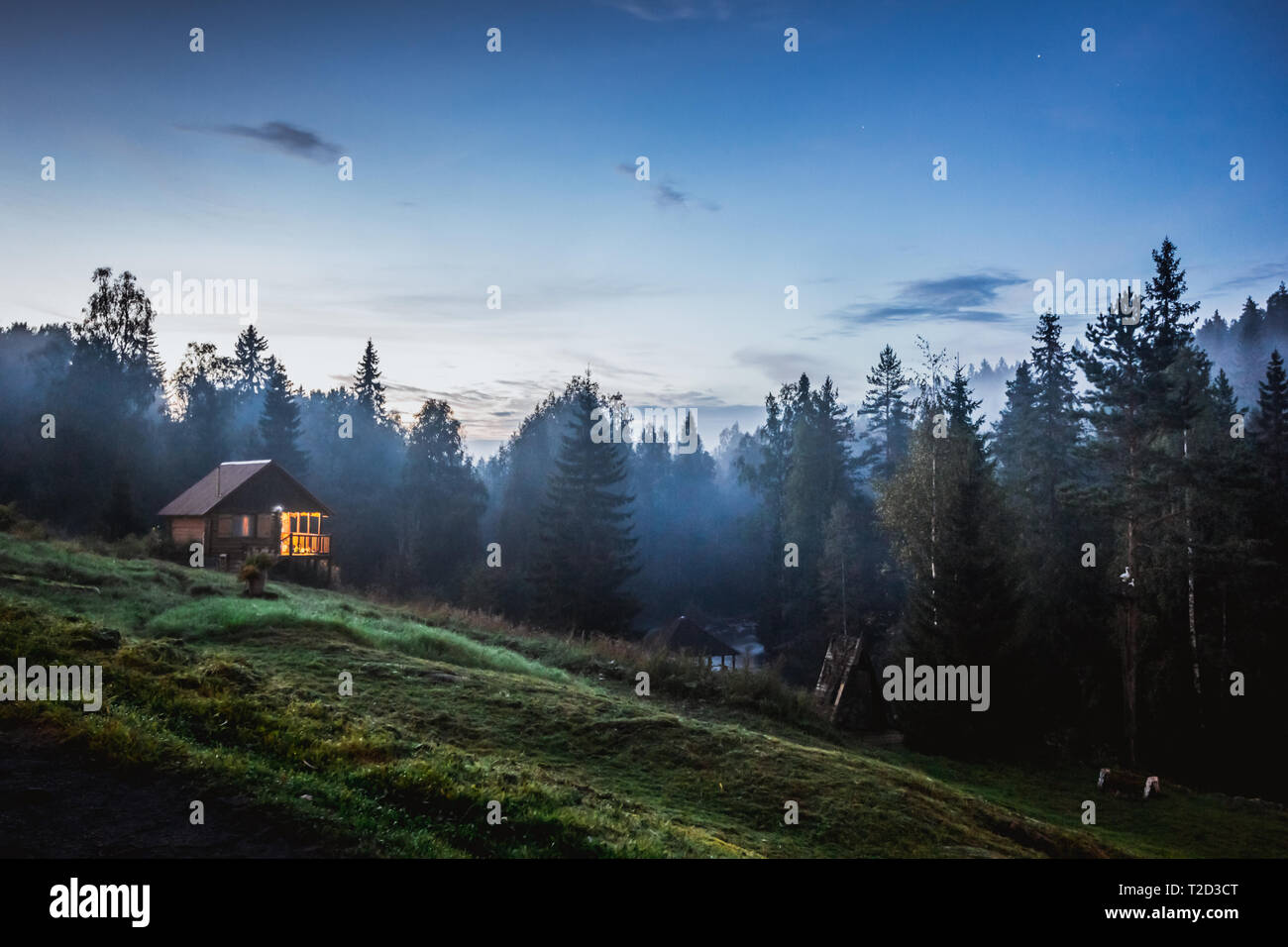 Kleine alte Holzhaus in nebligen Wald. Berge-Landschaft. Natur-Konzeptbild. Stockfoto
