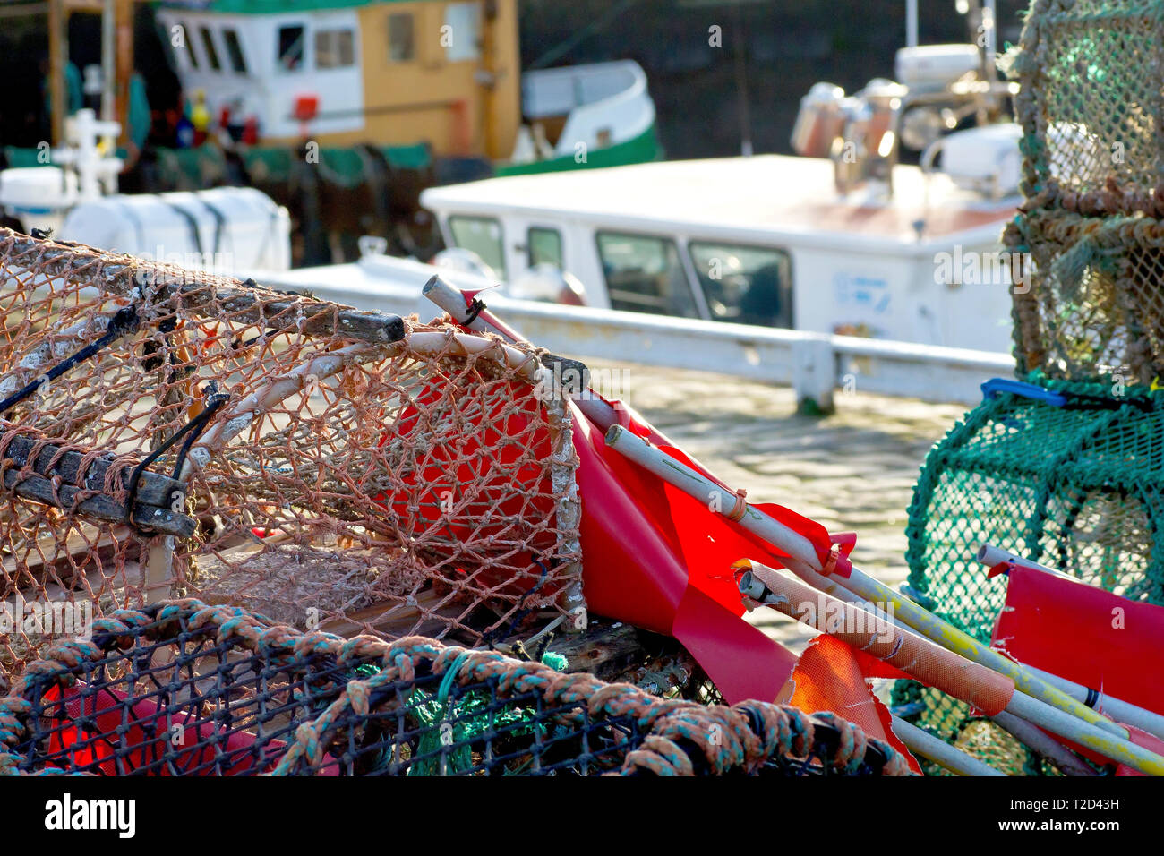 Angelausrüstung am Kai gestapelt, Fischerboote gebunden in den Hafen von Arbroath, Angus, Schottland. Stockfoto