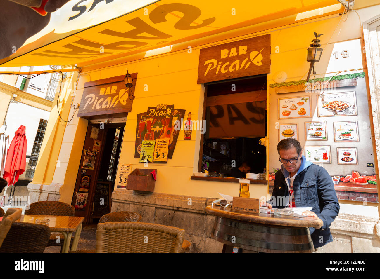 Bar Picasso, Malaga, Spanien - Ein lokaler Mann trinken an der Bar, die Altstadt von Malaga, Malaga Andalusien Spanien Europa Stockfoto