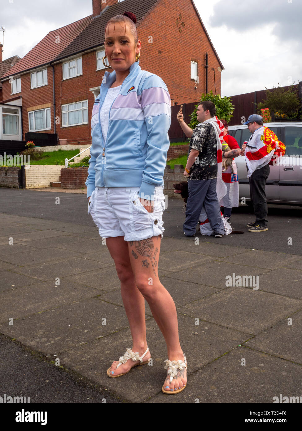 Eine Frau in weißen Shorts und Ellesse Trainingsanzug top Stockfotografie -  Alamy