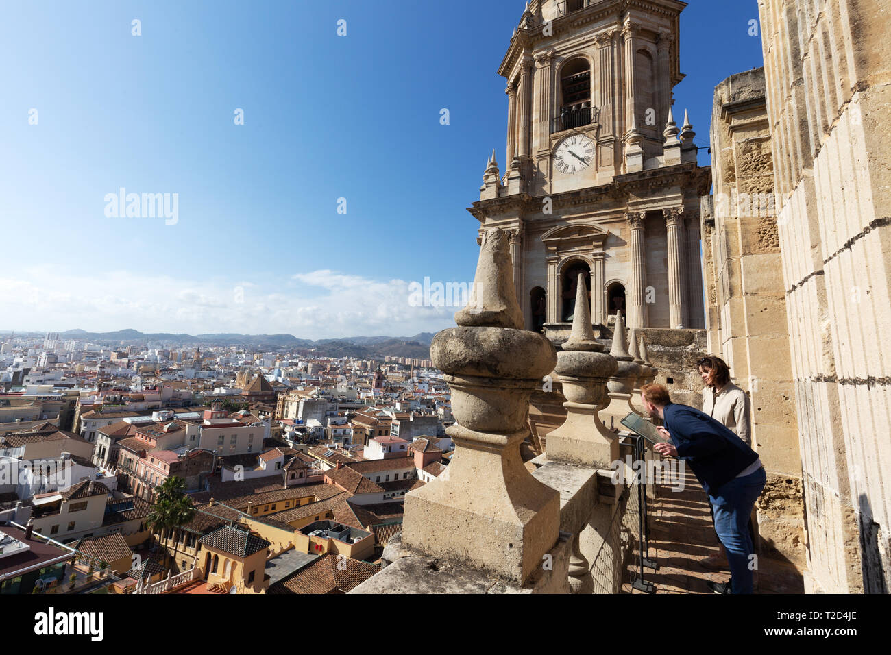 Ein paar an den Blick auf Malaga Altstadt Blick von der Dachterrasse auf die Kathedrale von Málaga, auf einem Dach, Tour, Malaga Andalusien Spanien Stockfoto