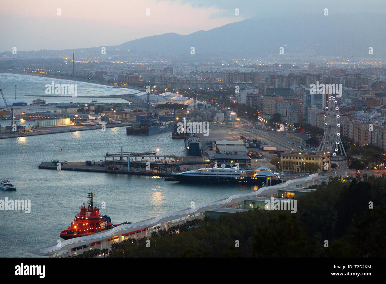 Malaga Hafen - Blick auf die Küste und den Hafen bei Dämmerung, Malaga Andalusien Spanien Stockfoto
