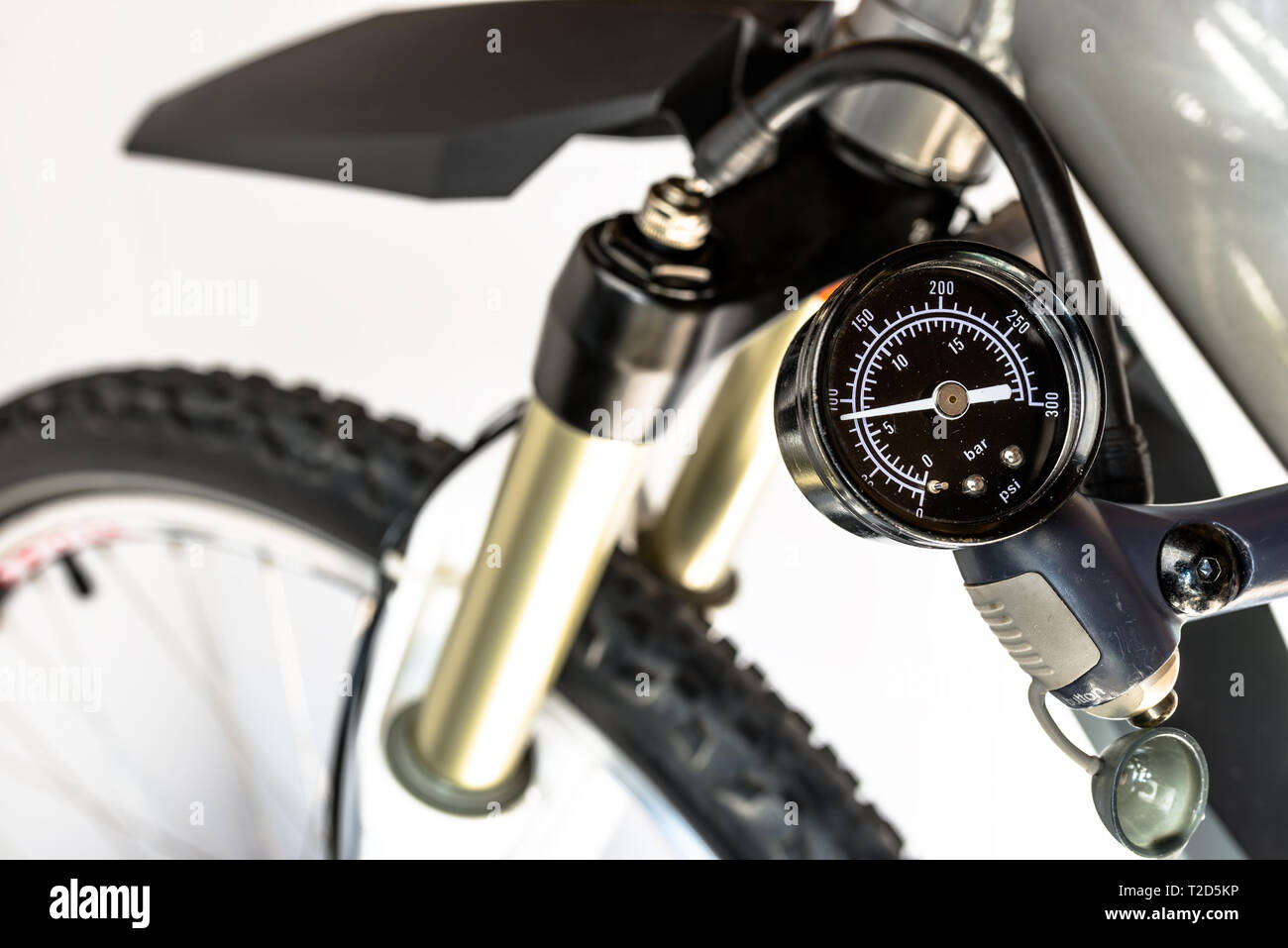Pumpen von der Vorderseite, Fahrradverleih, Öl-Stoßdämpfer mit einer spezialisierten Handpumpe, sichtbar Druck Anzeige in Einheiten von bar/psi. Stockfoto