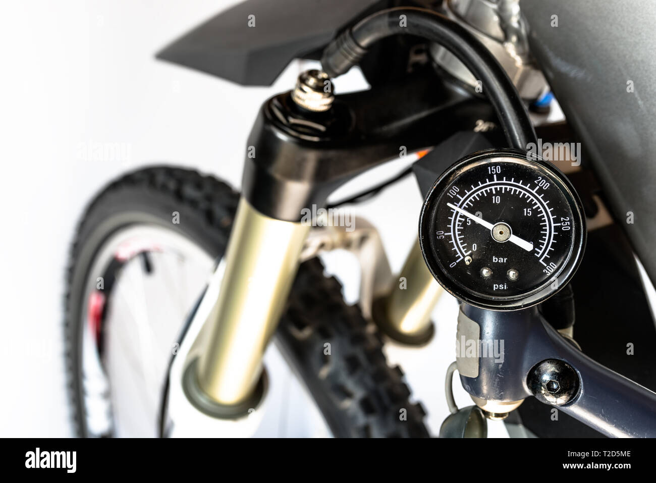 Pumpen von der Vorderseite, Fahrradverleih, Öl-Stoßdämpfer mit einer spezialisierten Handpumpe, sichtbar Druck Anzeige in Einheiten von bar/psi. Stockfoto