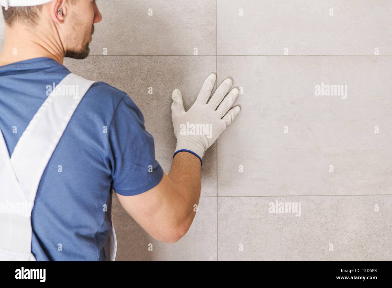 Badezimmer Fliesen Wand abschließenden Prüfung durch professionelle Installer. Stockfoto
