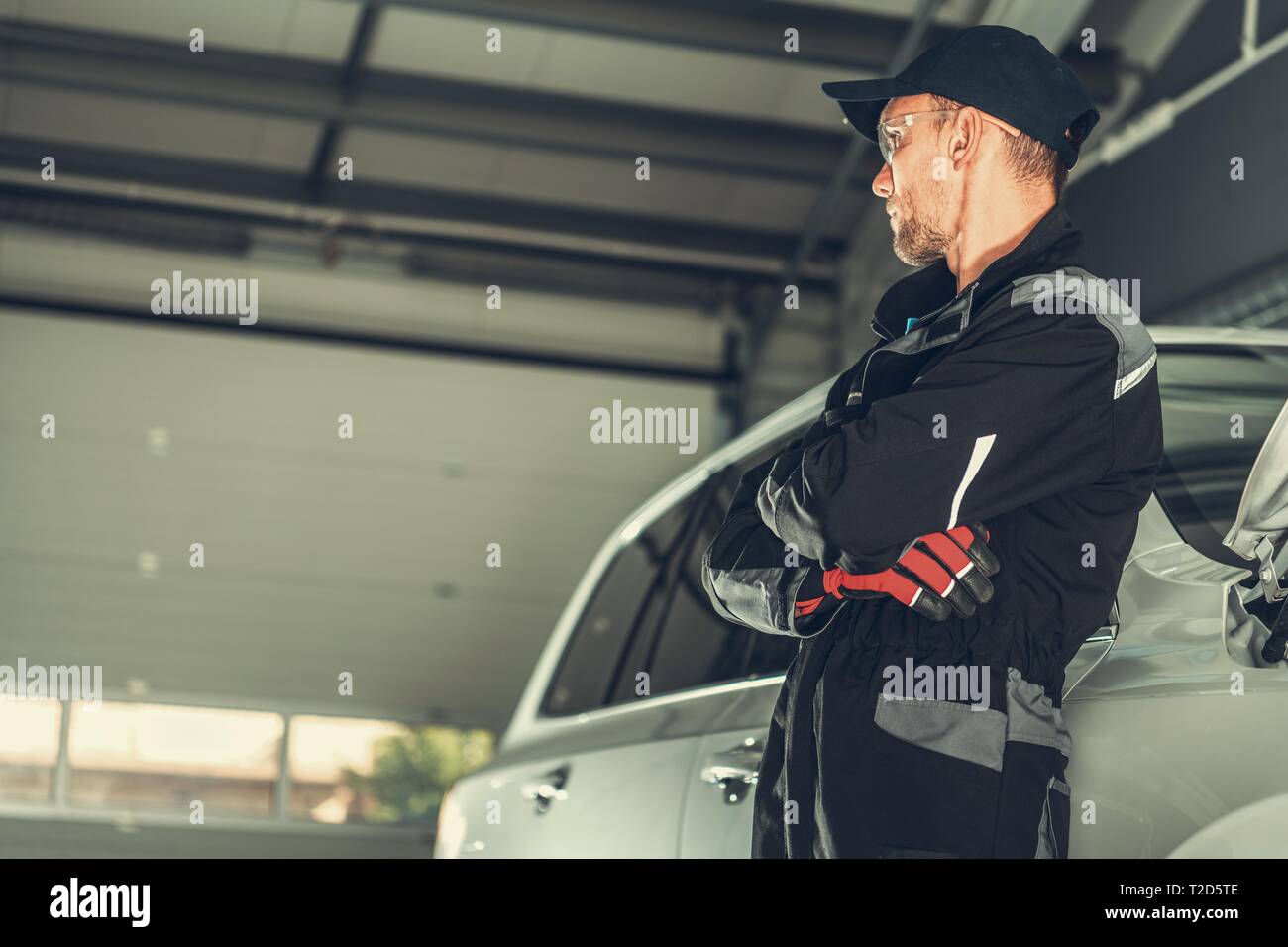 Automechaniker Beruf. Kaukasischen Männern in seinem 30s in seinem Fahrzeug Werkstatt Stockfoto