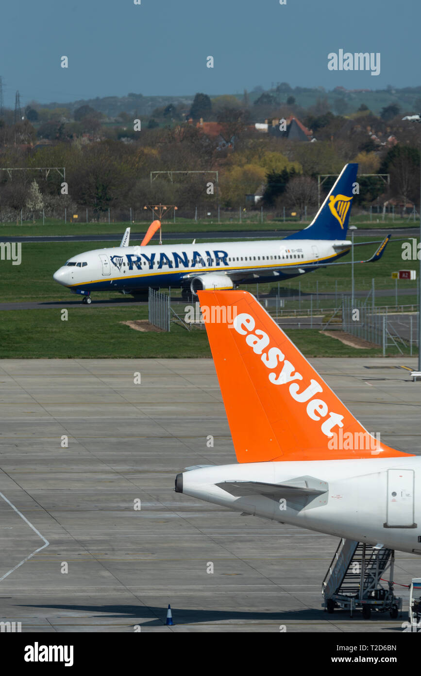 Ryanair Boeing 737 am Flughafen London Southend, Essex, UK, mit easyJet Airbus auf der Schürze. Konkurrierende Fluggesellschaften mit Ryanair starten von Diensten Stockfoto