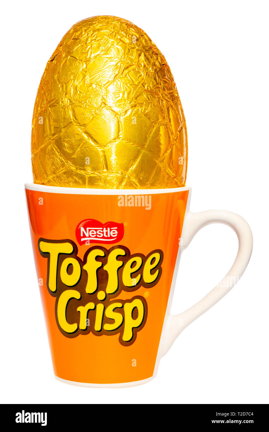 Nestle Toffee Crisp Easter Egg in einem Becher, ausgeschnitten oder auf einem weißen Hintergrund. Stockfoto