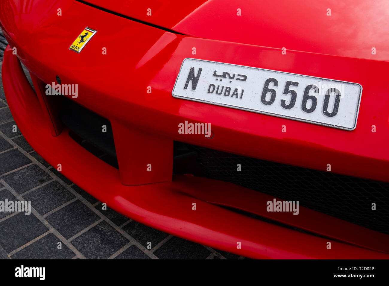Vorderansicht eines roten Ferrari Supersportwagen mit einem Dubai Nummernschild Stockfoto