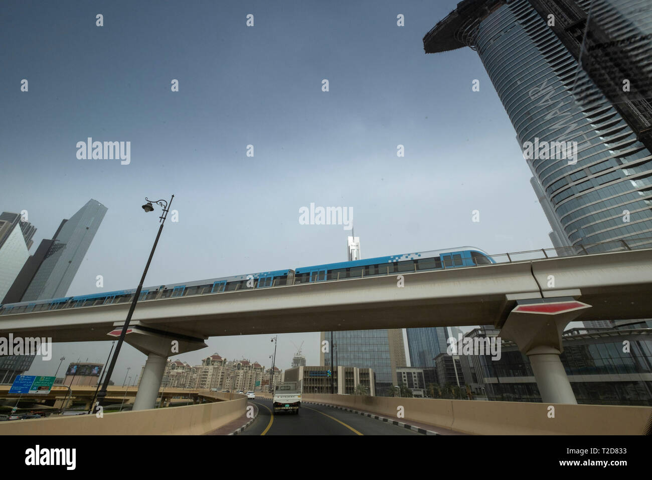Die U-Bahn auf eine Überführung über eine Straße in Dubai, Vereinigte Arabische Emirate Stockfoto