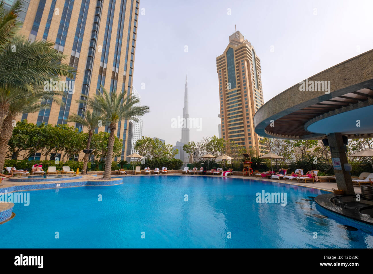 Burj Khalifa als aus dem Pool des Shangri-La Hotel in Dubai, Vereinigte Arabische Emirate gesehen Stockfoto