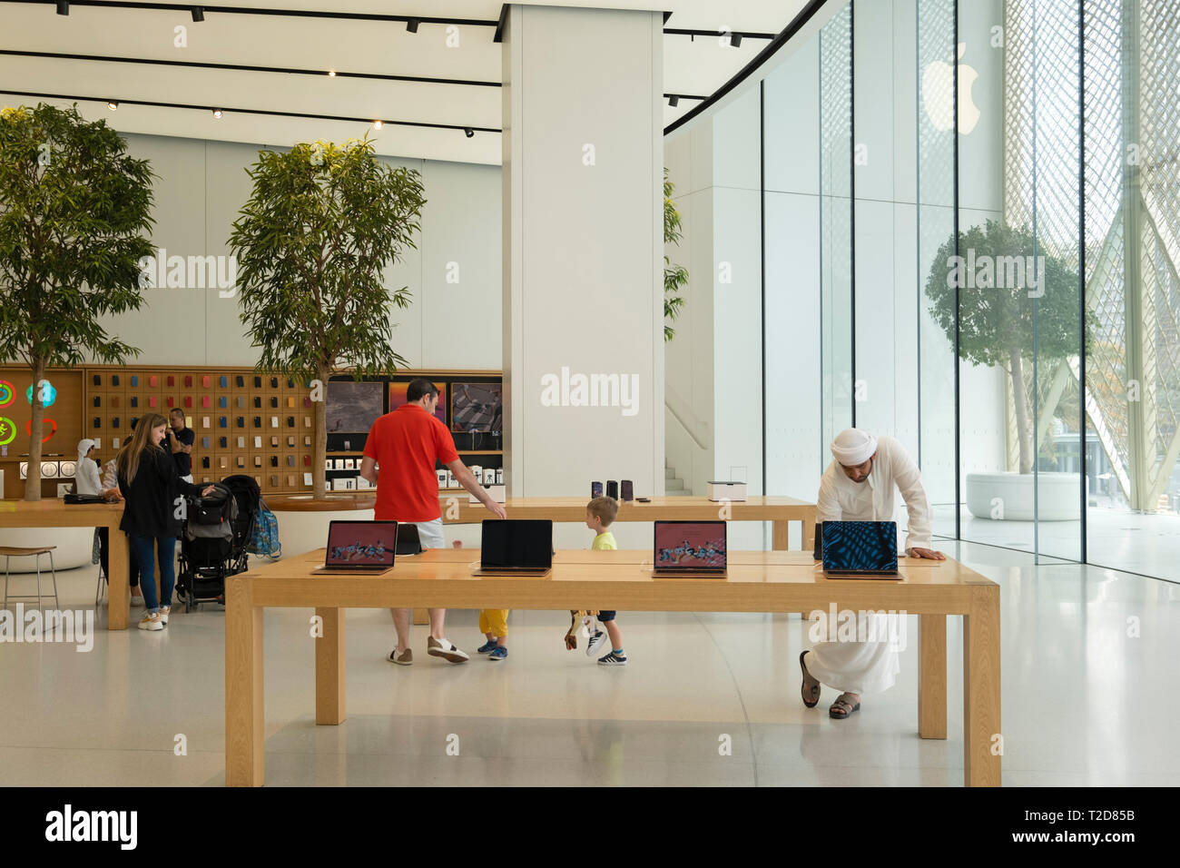 Kunden tryng out MacBook Notebooks im Apple Store in der Dubai Mall, Dubai, Vereinigte Arabische Emirate Stockfoto