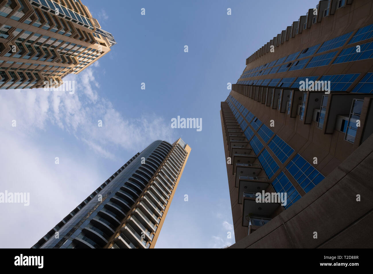 Low Angle View von drei Wolkenkratzer in Dubai, Vereinigte Arabische Emirate Stockfoto