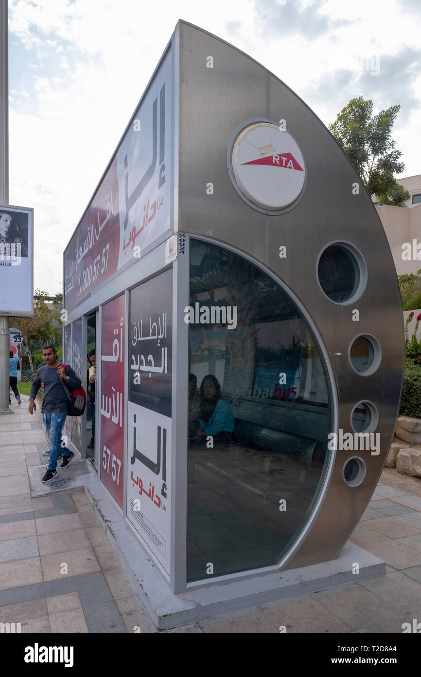 Geschlossen im klimatisierten Bus stop in Dubai, Vereinigte Arabische Emirate Stockfoto