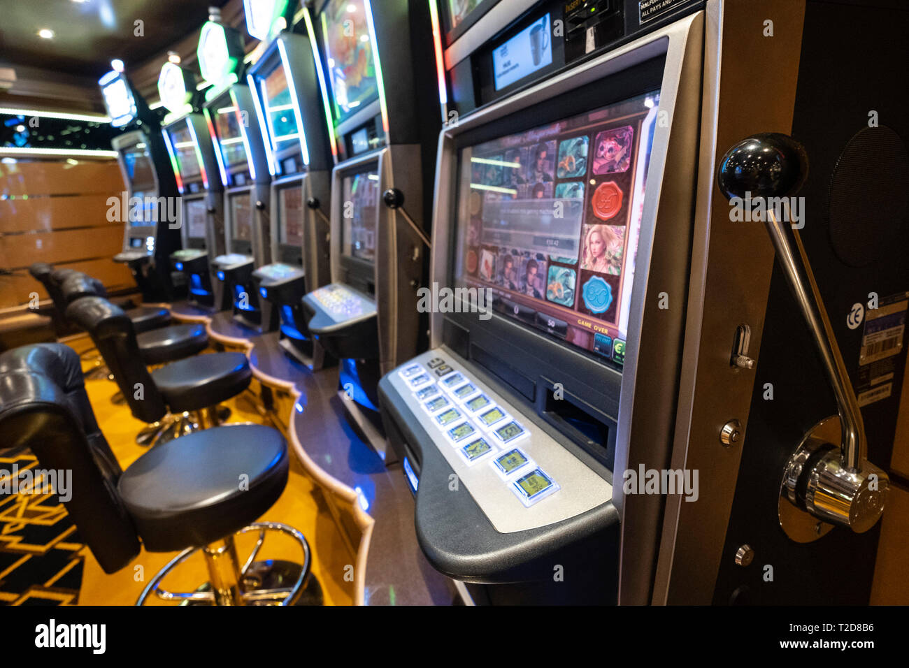 Reihe von Spielautomaten im Casino Stockfoto