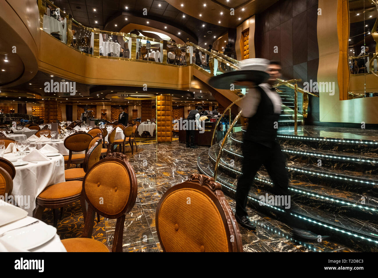 Kellner in einem luxuriösen Restaurant der gehobenen Klasse Stockfoto