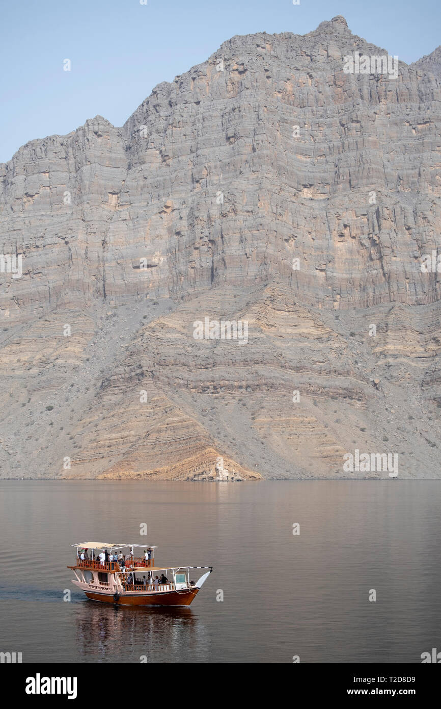 Traditionell arabischen Dhow Boot Kreuzfahrt entlang der Rocky Mountains der Musandam Halbinsel im Oman Fjorde eingerichtet Stockfoto
