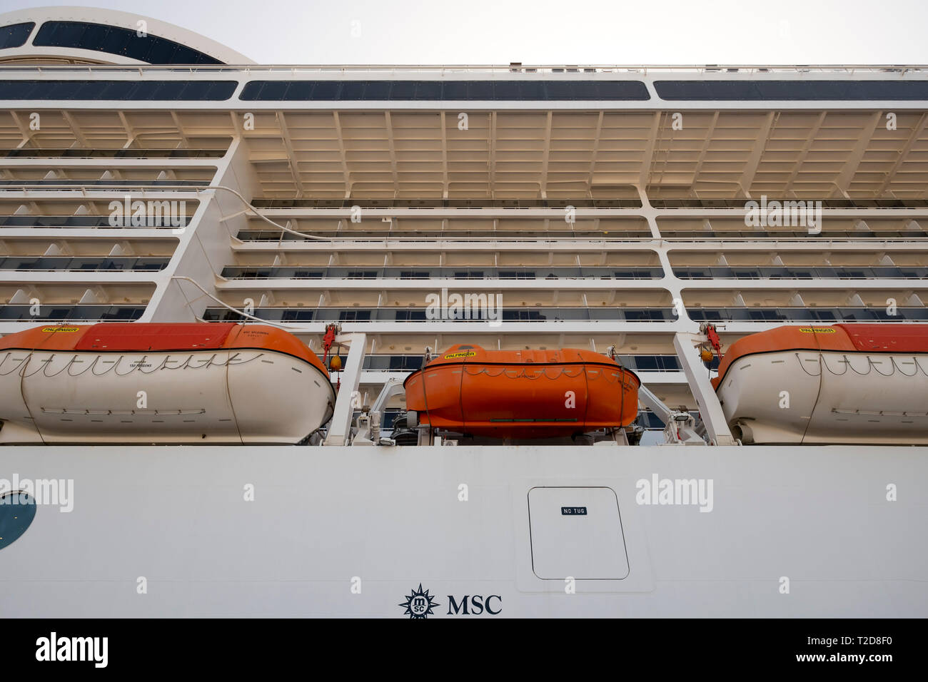Low Angle View von 3 Orange Rettungsboote hängen vom Kreuzfahrtschiff MSC Splendida auf See Stockfoto