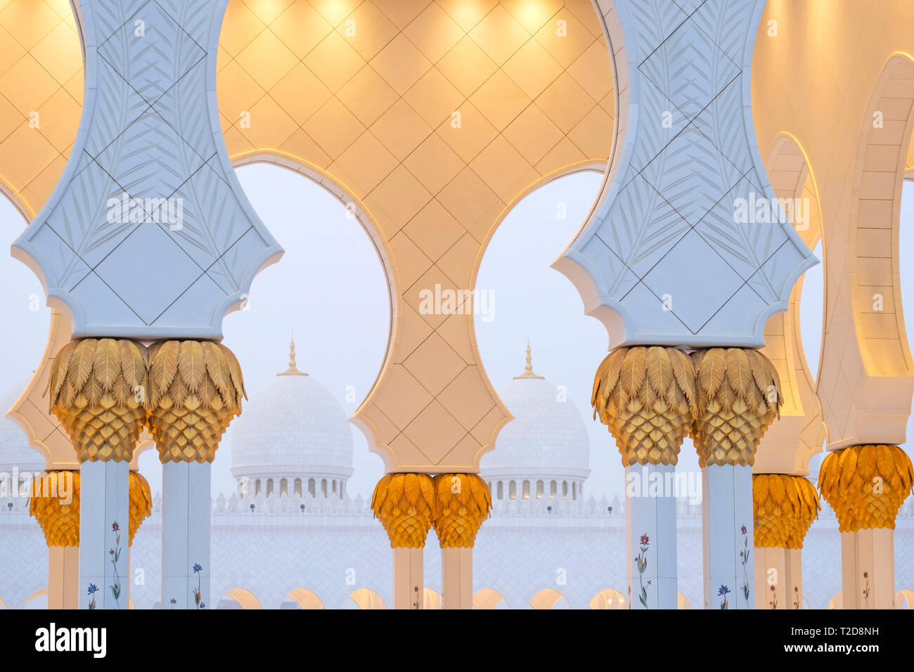 Sheikh Zayed Grand Moschee Bögen und Kuppeln, Abu Dhabi, Vereinigte Arabische Emirate Stockfoto