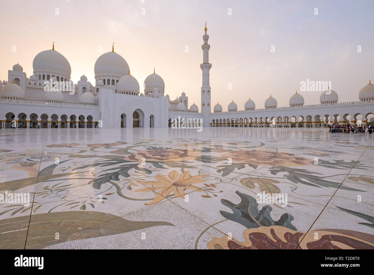 Sheikh Zayed Grand Moschee Innenhof mit verzierten Blume themed Fußbodenmosaiken, Abu Dhabi, Vereinigte Arabische Emirate Stockfoto