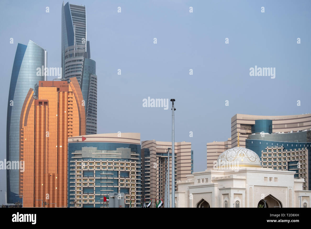 Wolkenkratzer auf die Skyline von Abu Dhabi, Vereinigte Arabische Emirate Stockfoto