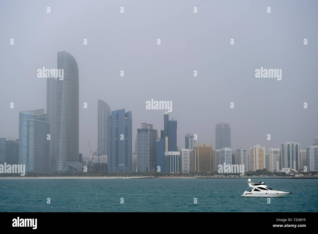 Wolkenkratzer auf die Skyline von Abu Dhabi, Vereinigte Arabische Emirate Stockfoto