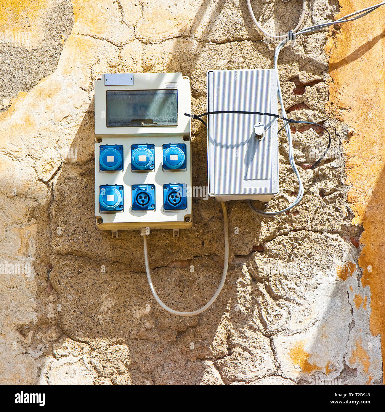 Elektrischen Bedienfeld hängen von einer beschädigten Putz an der Wand Stockfoto