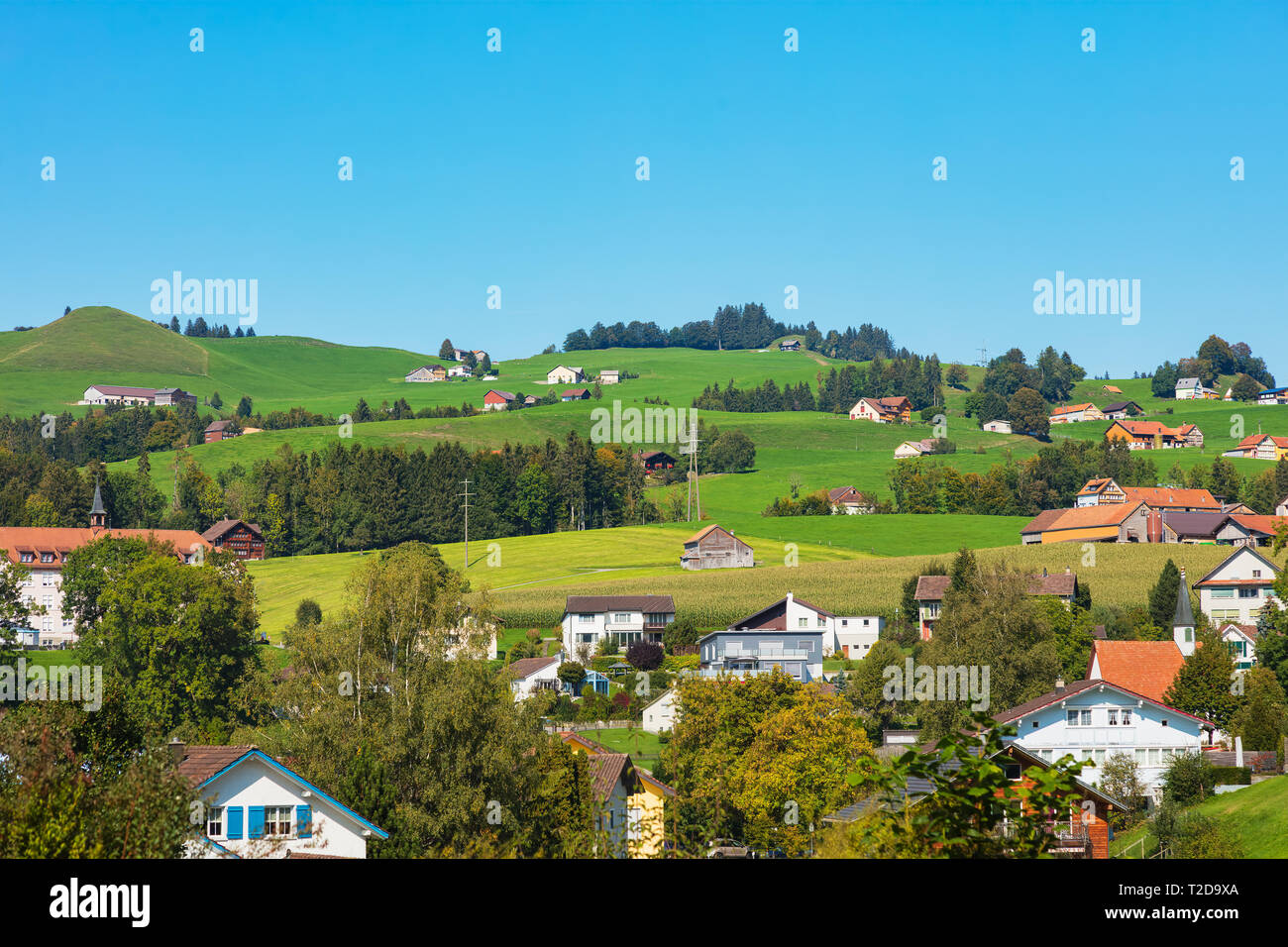 Aussicht in der Stadt Appenzell in der Schweiz Ende September. Appenzell ist die Hauptstadt des Schweizer Kantons Appenzell Innerrhoden. Stockfoto