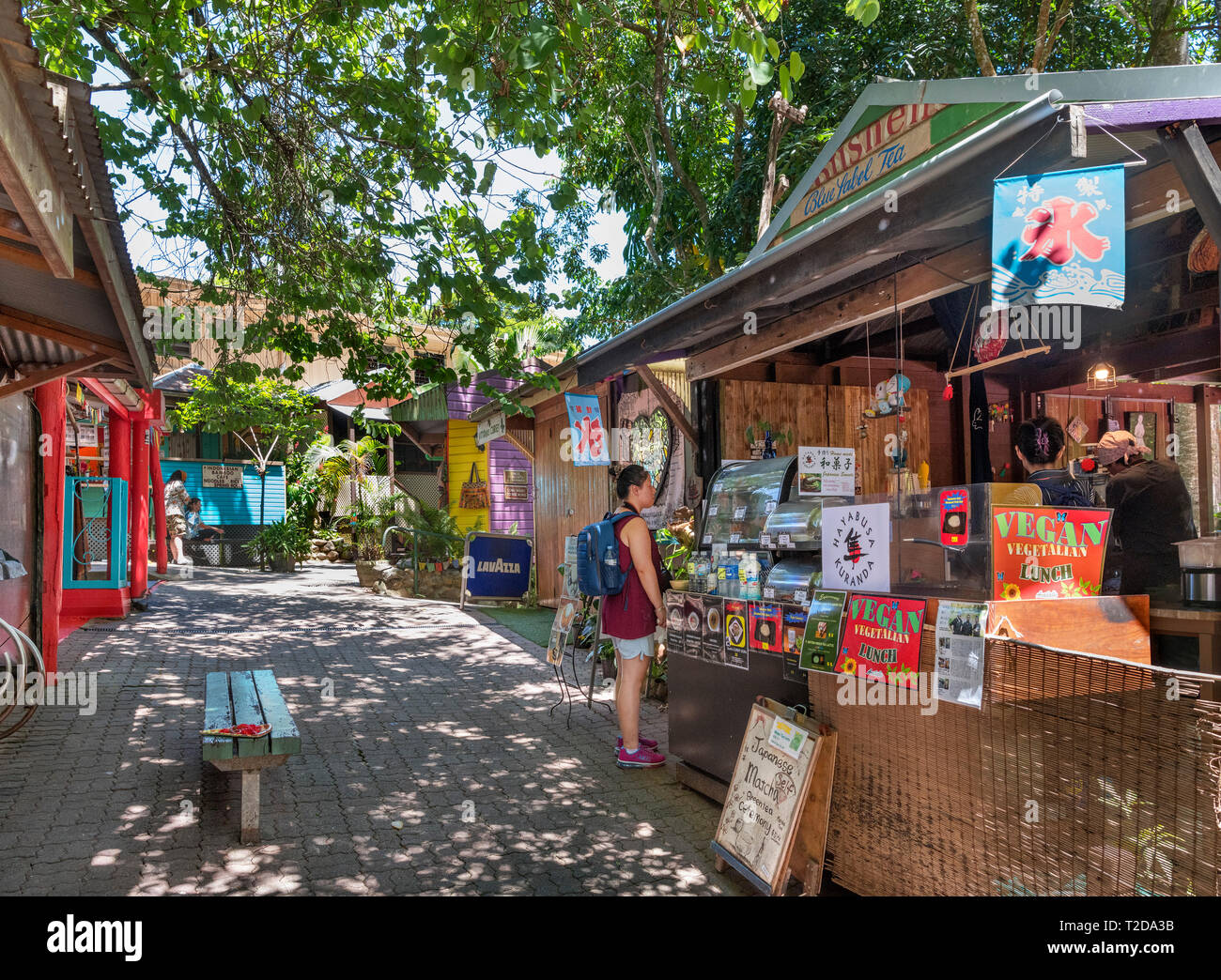 Essen und Trinken im Kuranda ursprünglichen Regenwald Märkte, Kuranda, Atherton Tablelands, Far North Queensland, Australien Abschaltdruck Stockfoto