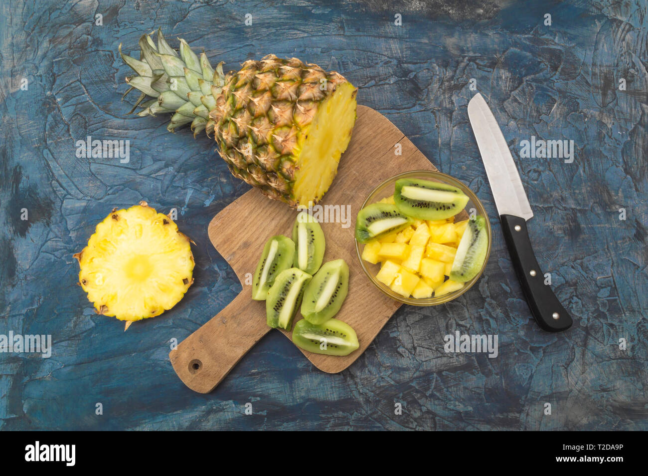 Lecker und gesund Kiwi und Ananas Obst auf alten rustikalen Schreibtisch Stockfoto