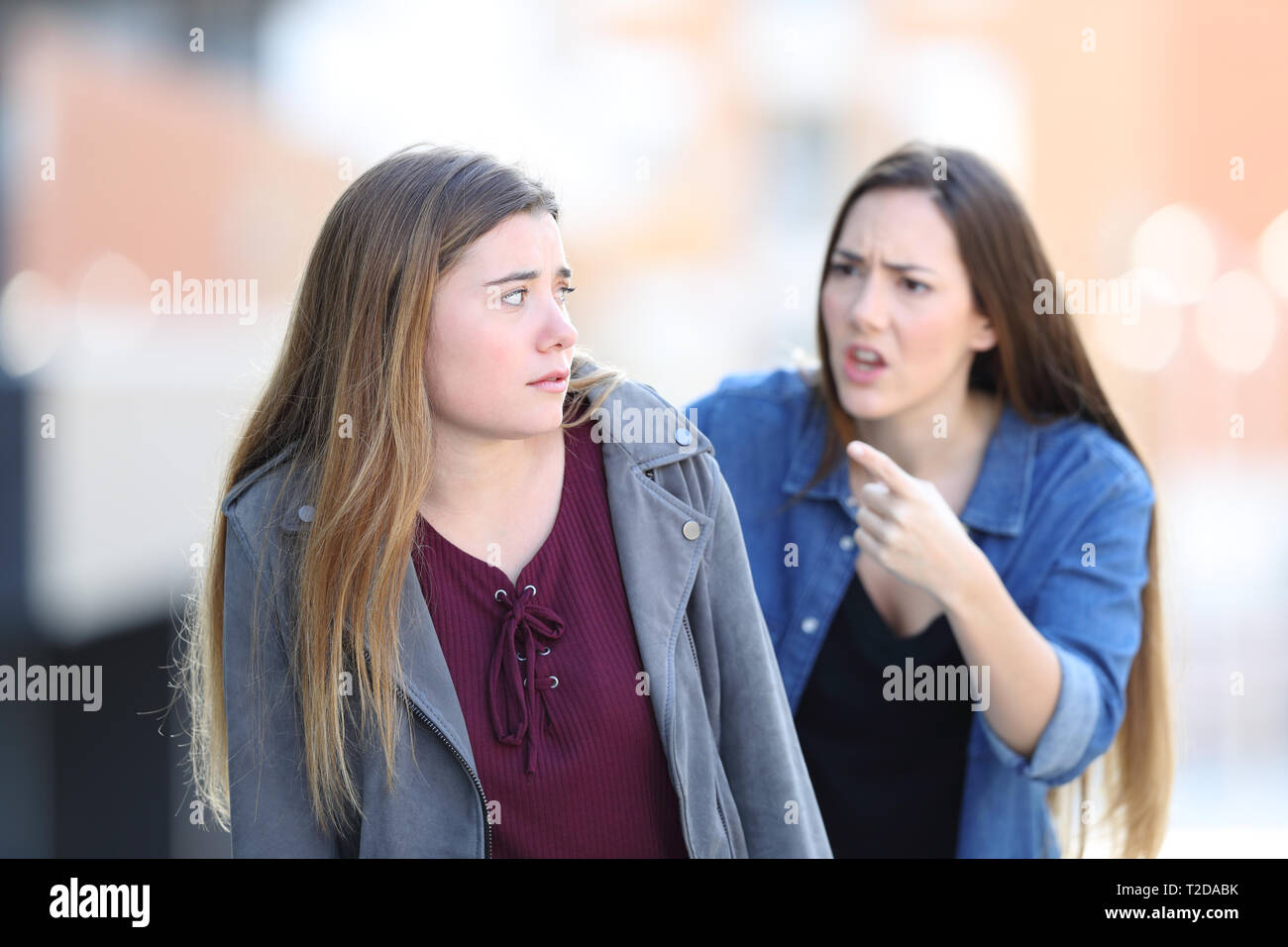 Böse Mädchen ihr verwirrt Freund zu schimpfen auf der Straße Stockfoto