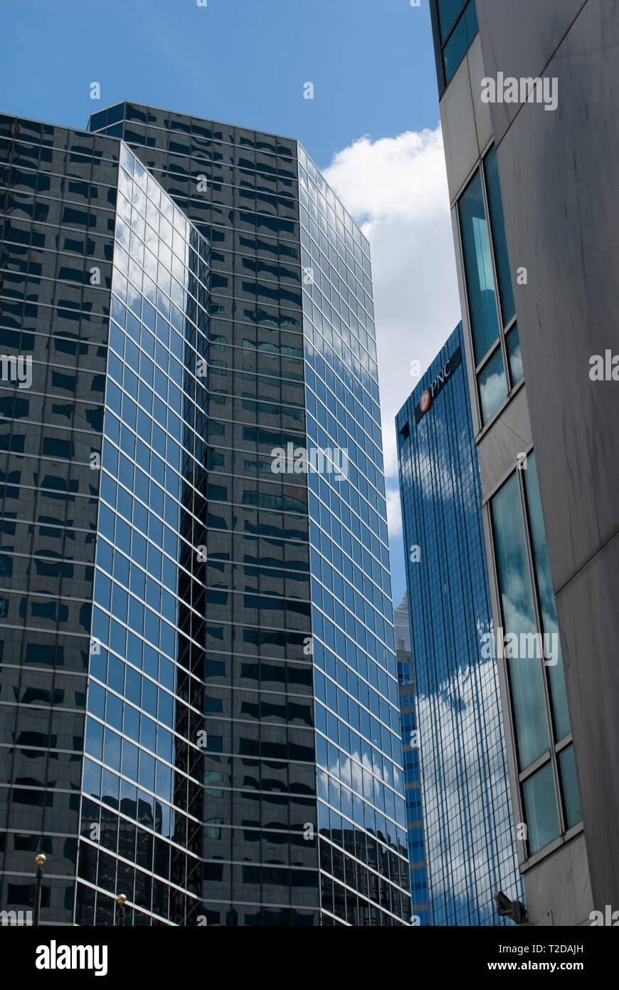 Urban Style moderne Gebäude aus Glas und Stahl mit Reflexion der blauen Himmel und Wolken auf der Oberfläche kommt. Stockfoto